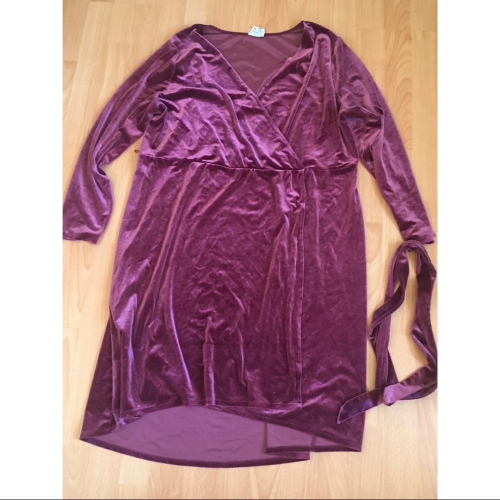 Faux wrap velvet dress - Picture 2 of 2